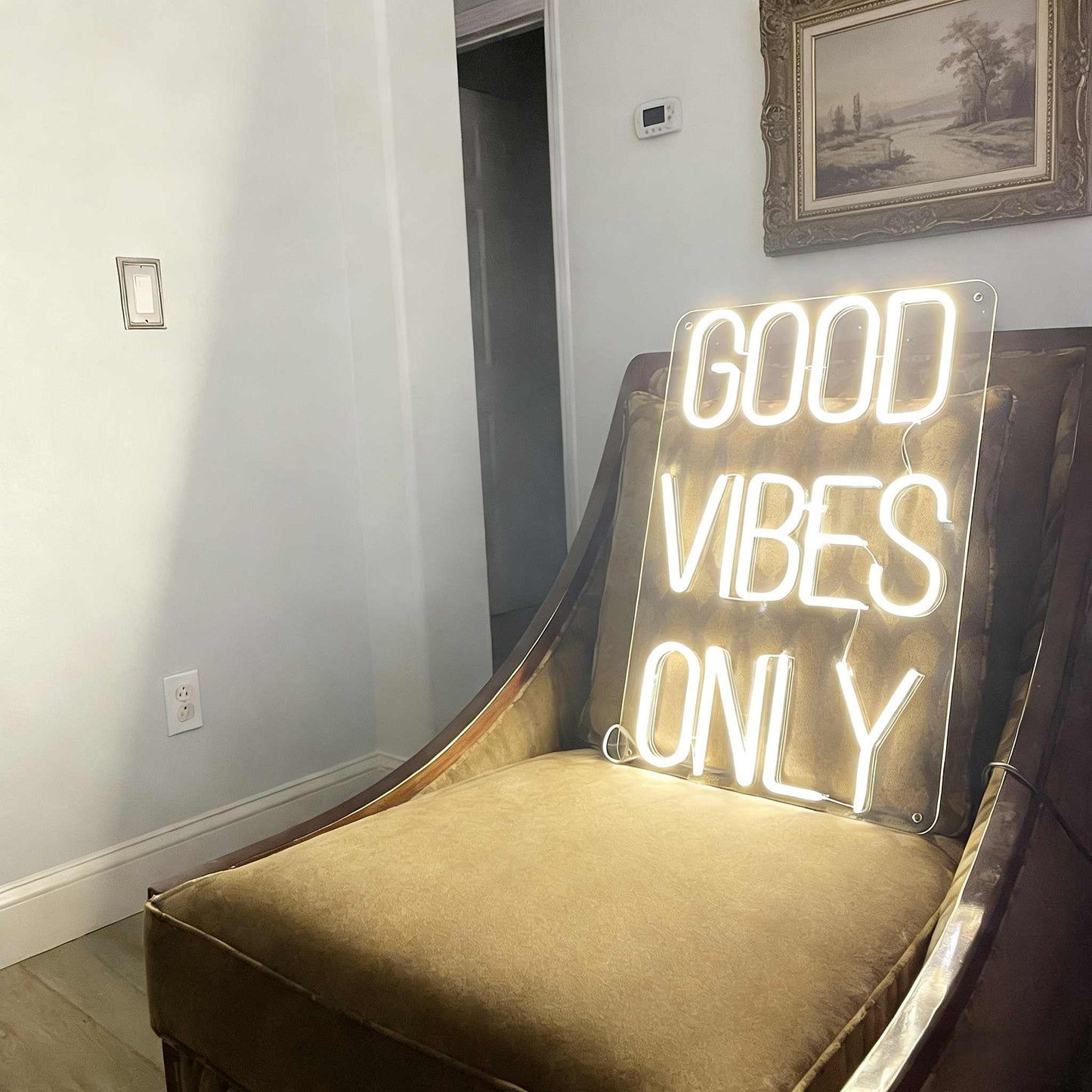 Enseigne néon LED "Good Vibes Only" en majuscules