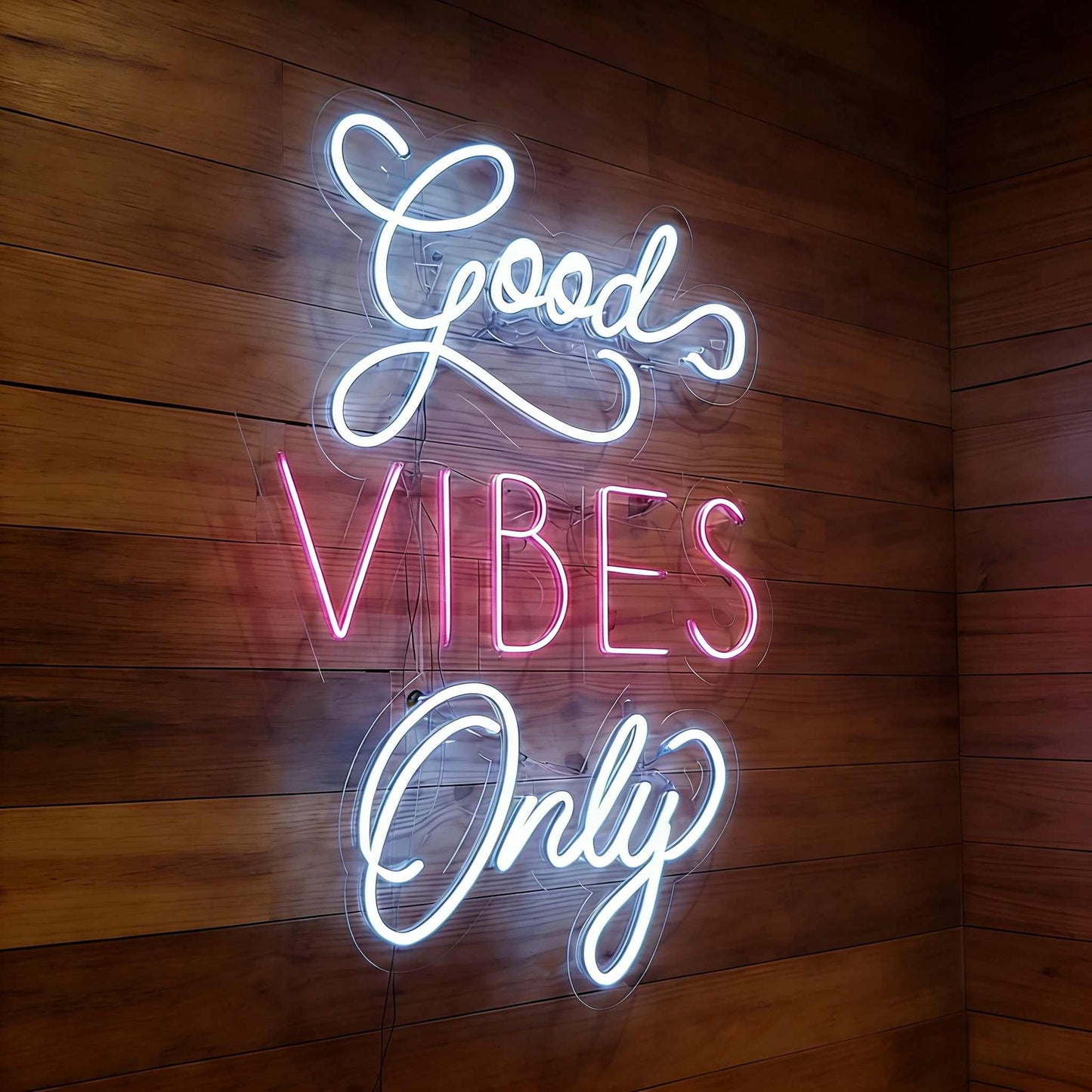 Enseigne néon LED blanche et rose "Good Vibes Only"