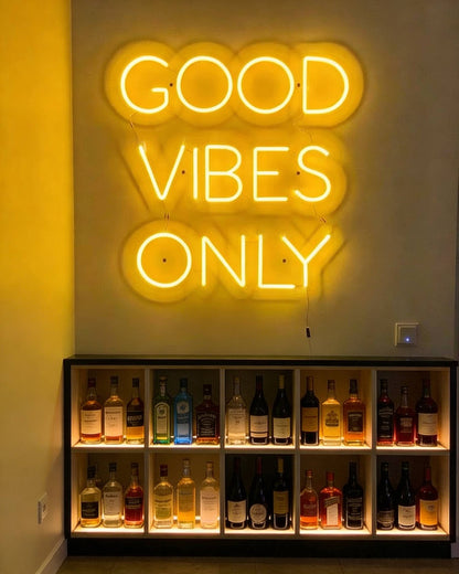 Enseigne néon LED "Good Vibes Only" en majuscules
