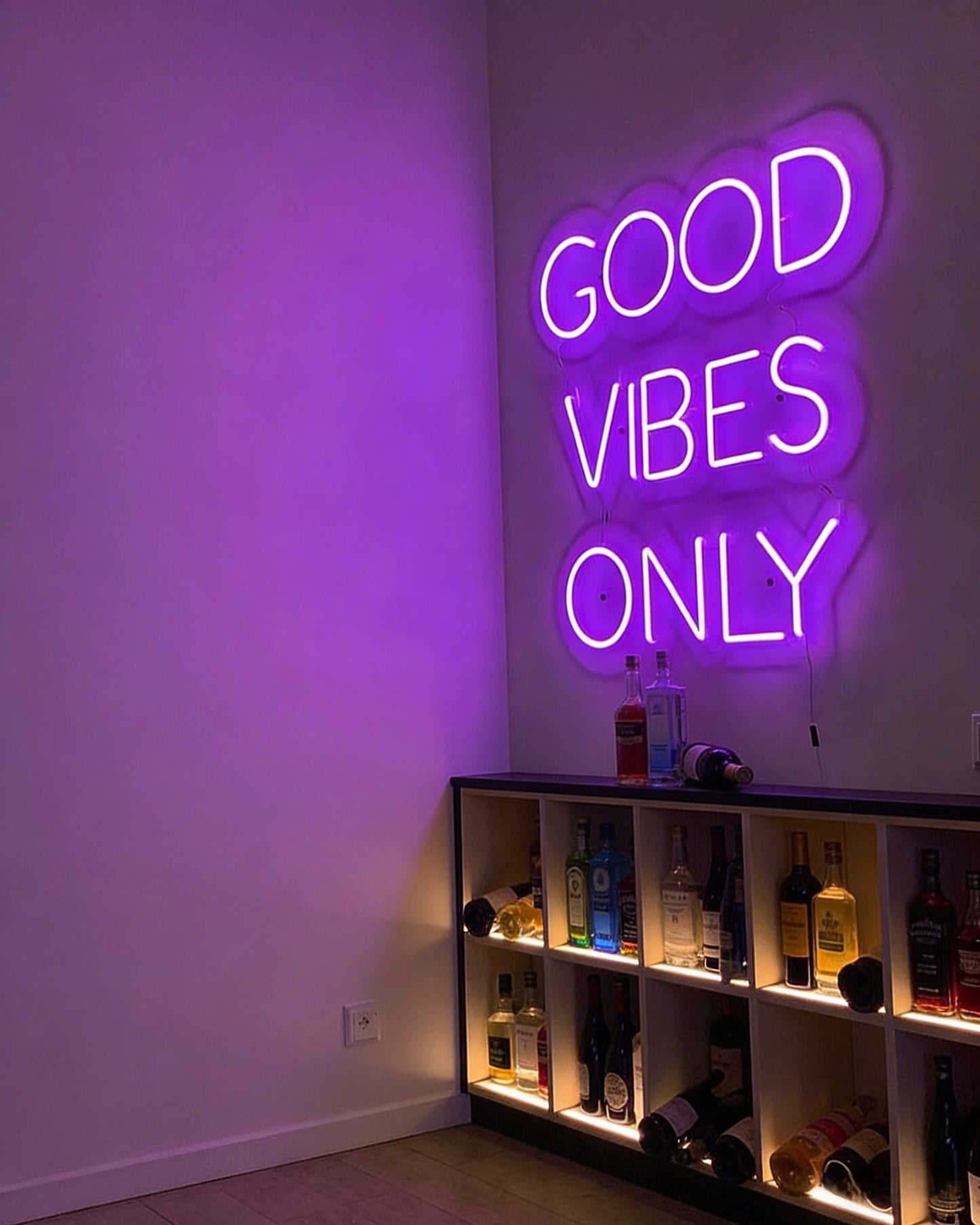 Enseigne néon LED "Good Vibes Only" en majuscules