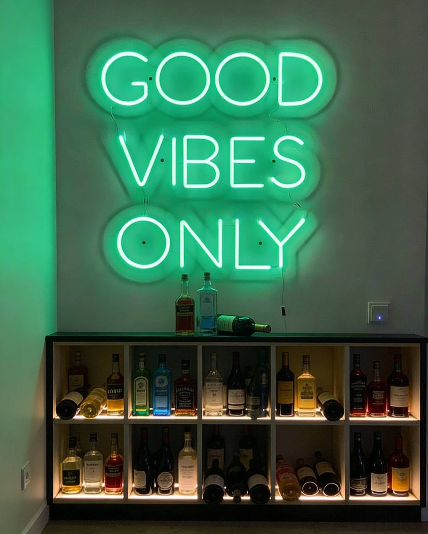 Enseigne néon LED "Good Vibes Only" en majuscules