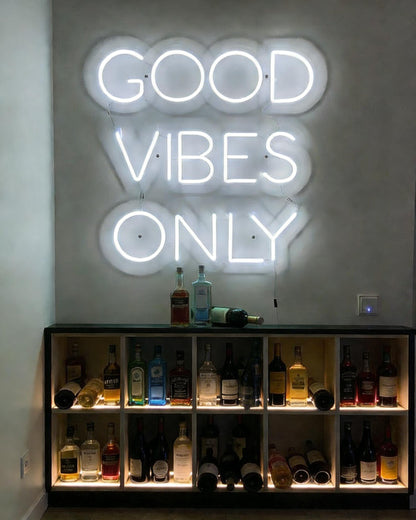 Enseigne néon LED "Good Vibes Only" en majuscules